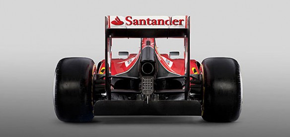 Ferrari ha optado por el doble pilar central que enmarca el escape único. Foto: Ferrari.com