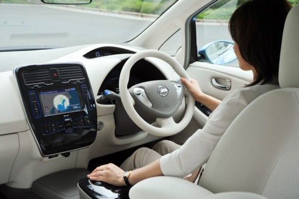 Nissan-leaf-electric-with-driver-800x532